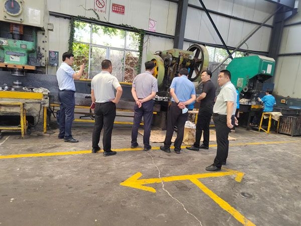 6月21日曲阜市市長蔣市長，開發(fā)區(qū)管委會谷主任，開發(fā)區(qū)孟局長領(lǐng)導(dǎo)蒞臨公司指導(dǎo)工作！